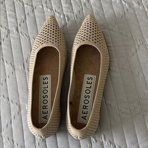 AEROSOLES Women's Cream Pointed Flats